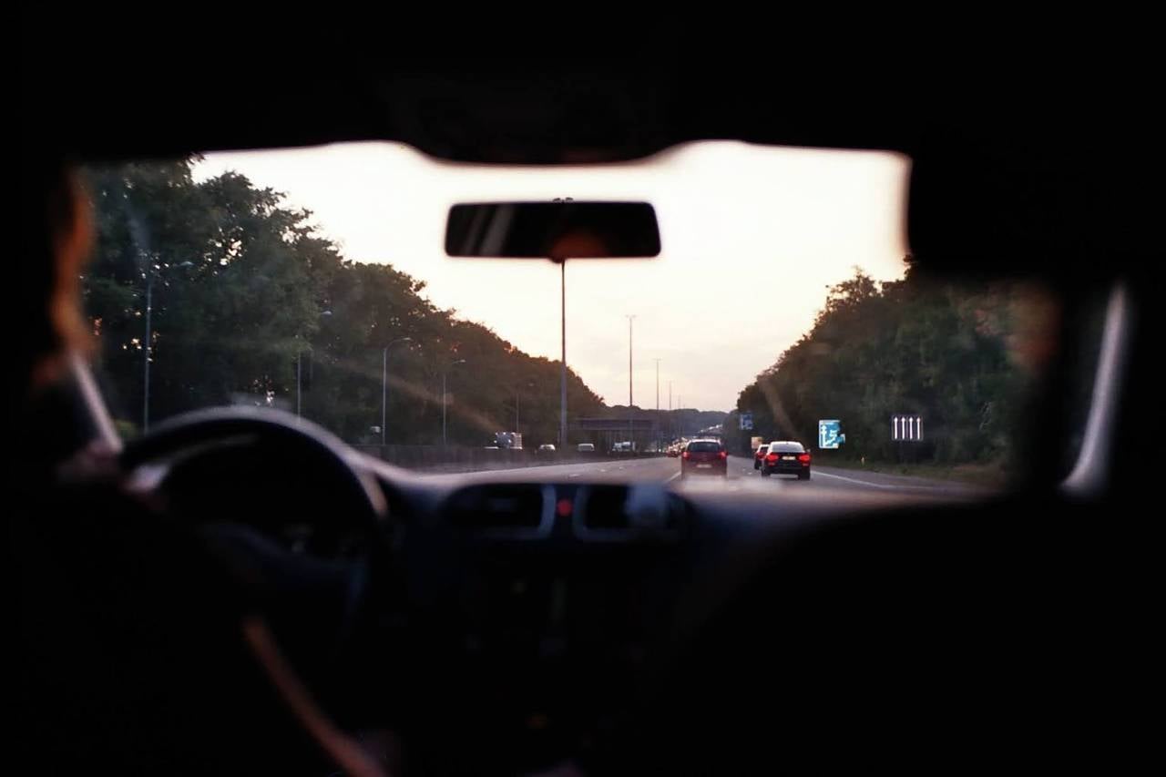 Šok pri sosedih: Starša odšla po nakupih, otroka pa skoraj eno uro pustila zaklenjena v avtomobilu