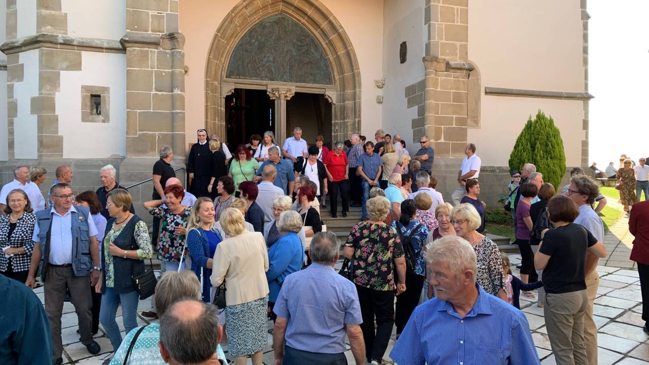 Kdaj in kje bodo potekale slovesnosti ob velikem šmarnu? Preverite razpored prazničnih maš