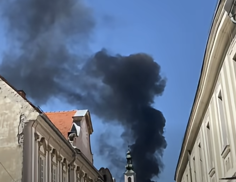 VIDEO: Tik čez mejo odjeknila eksplozija, mesto prekril gost črn dim