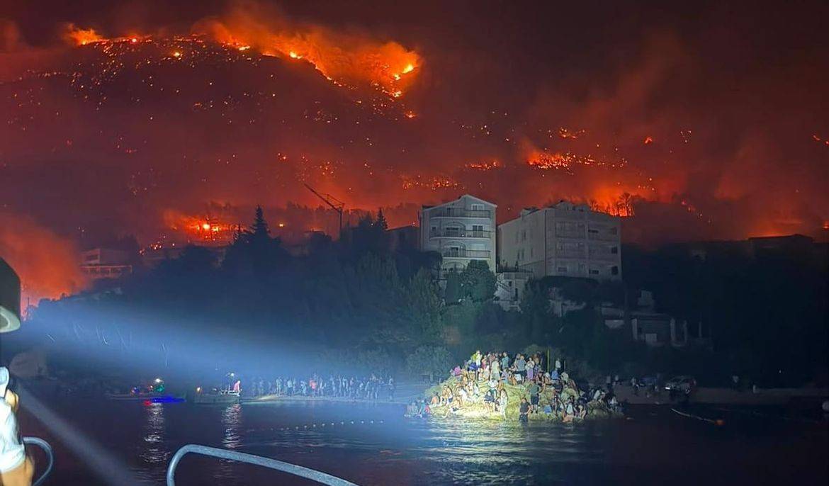 Šokantni prizori pri Omišu! Poškodovanih 36 ljudi, številni pred ognjem bežali v morje
