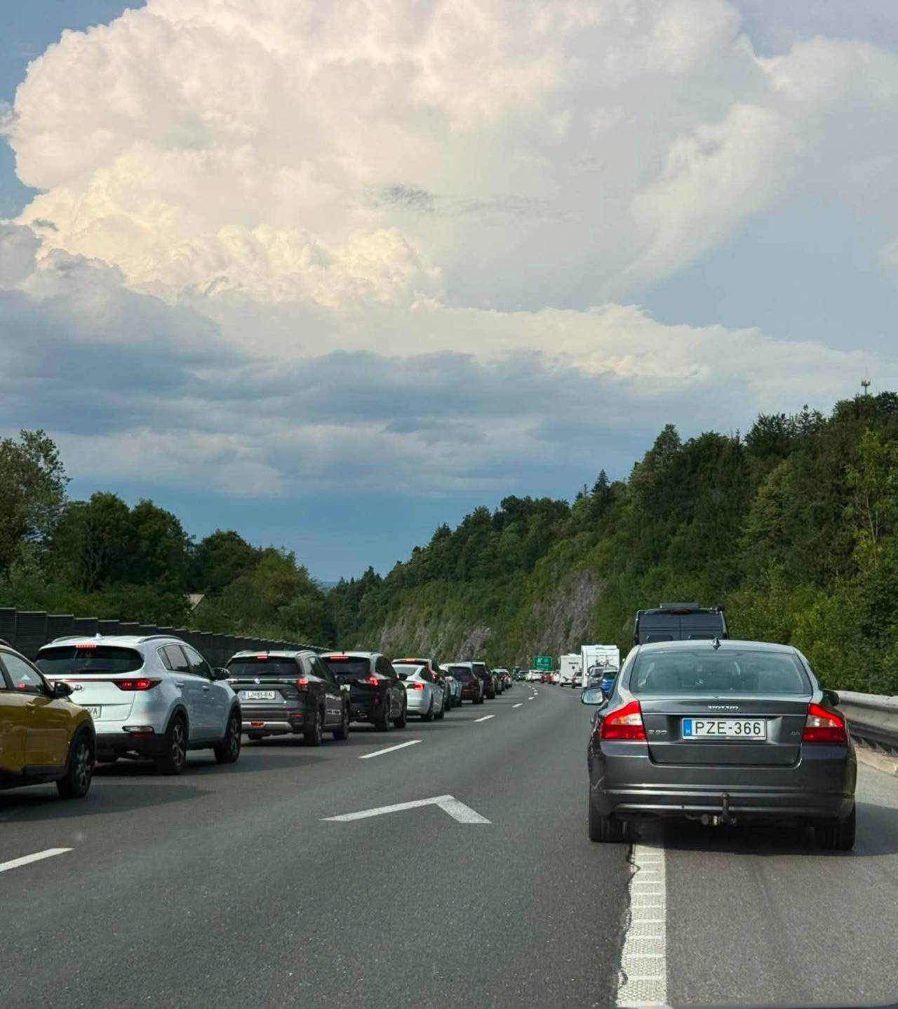 Zakaj na avtocesti obstanemo brez očitnega razloga?