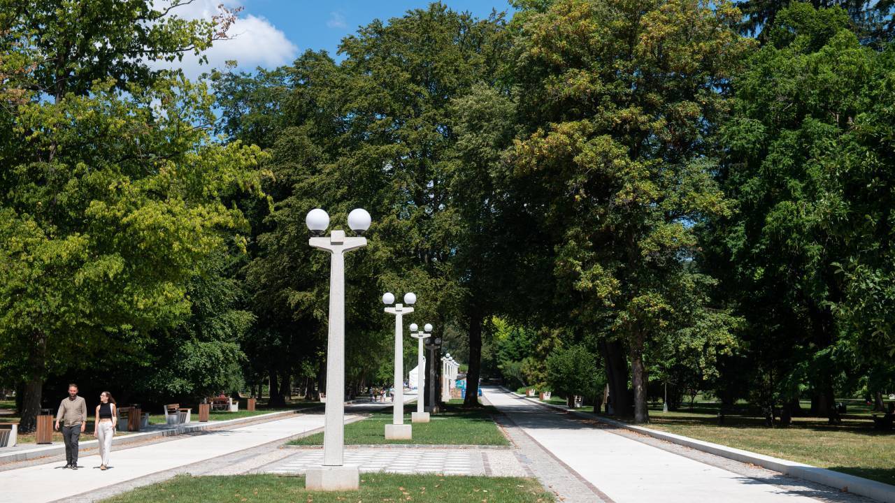 Mestni park, kot ga morda še ne poznate: Sekvoje, ribniki in več kot 120 vrst dreves