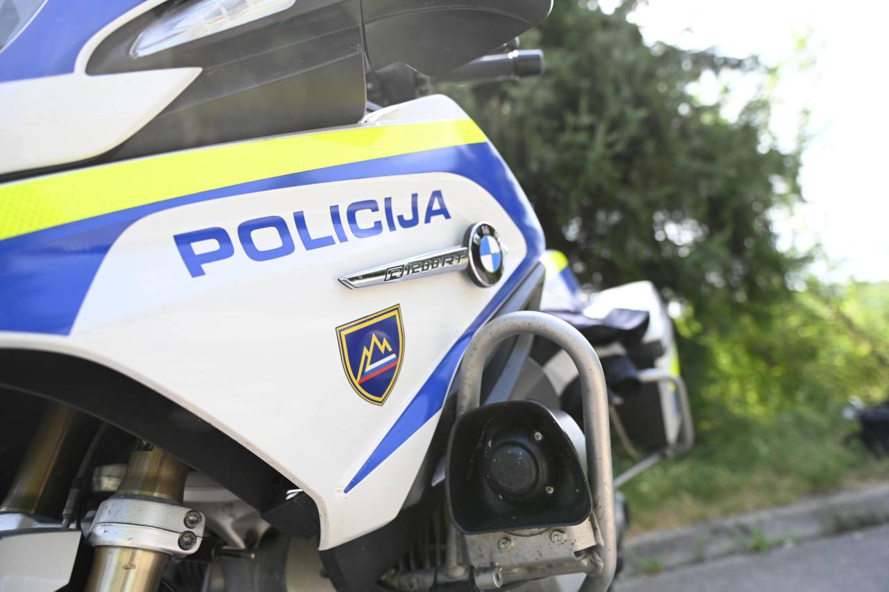 V nesreči na Štajerskem umrl motorist, huje poškodovan tudi mladoletni kolesar