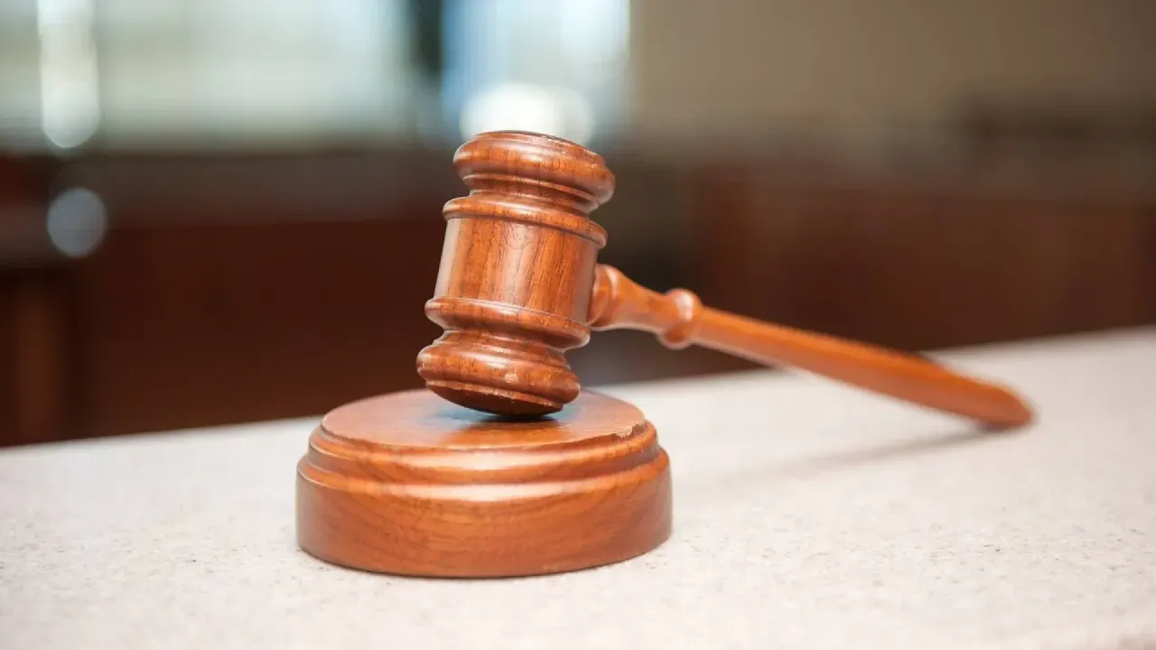 Nekdanji ravnateljici očitajo trpinčenje in zlorabo položaja, sama krivdo zanika
