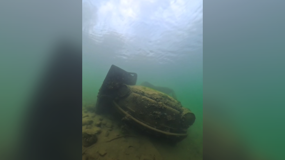 VIDEO: Kaj dela fičo na dnu Drave? Potapljač nedaleč od Koroškega mostu naletel na nenavadno najdbo