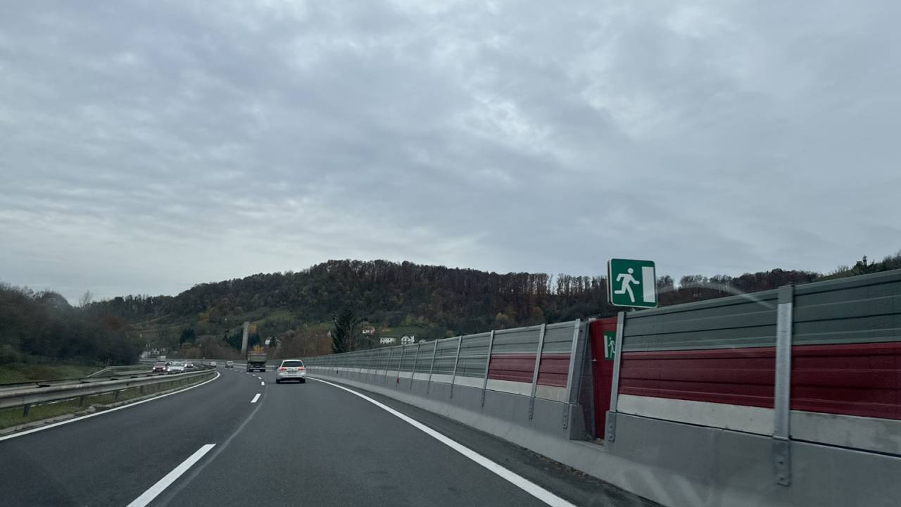 Na hitri cesti v Mariboru avto zapeljal v betonsko ogrado, poškodovano osebo odpeljali v UKC