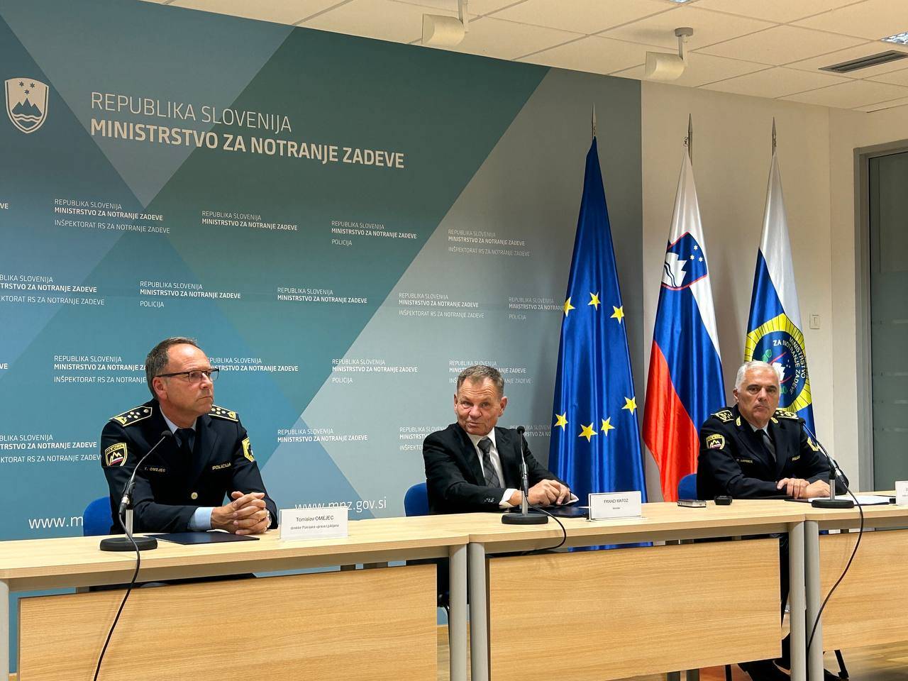 Pred streljanjem že v pridržanju: 21-letnik policistu odvzel orožje, nanj streljal in pobegnil s policijskim vozilom