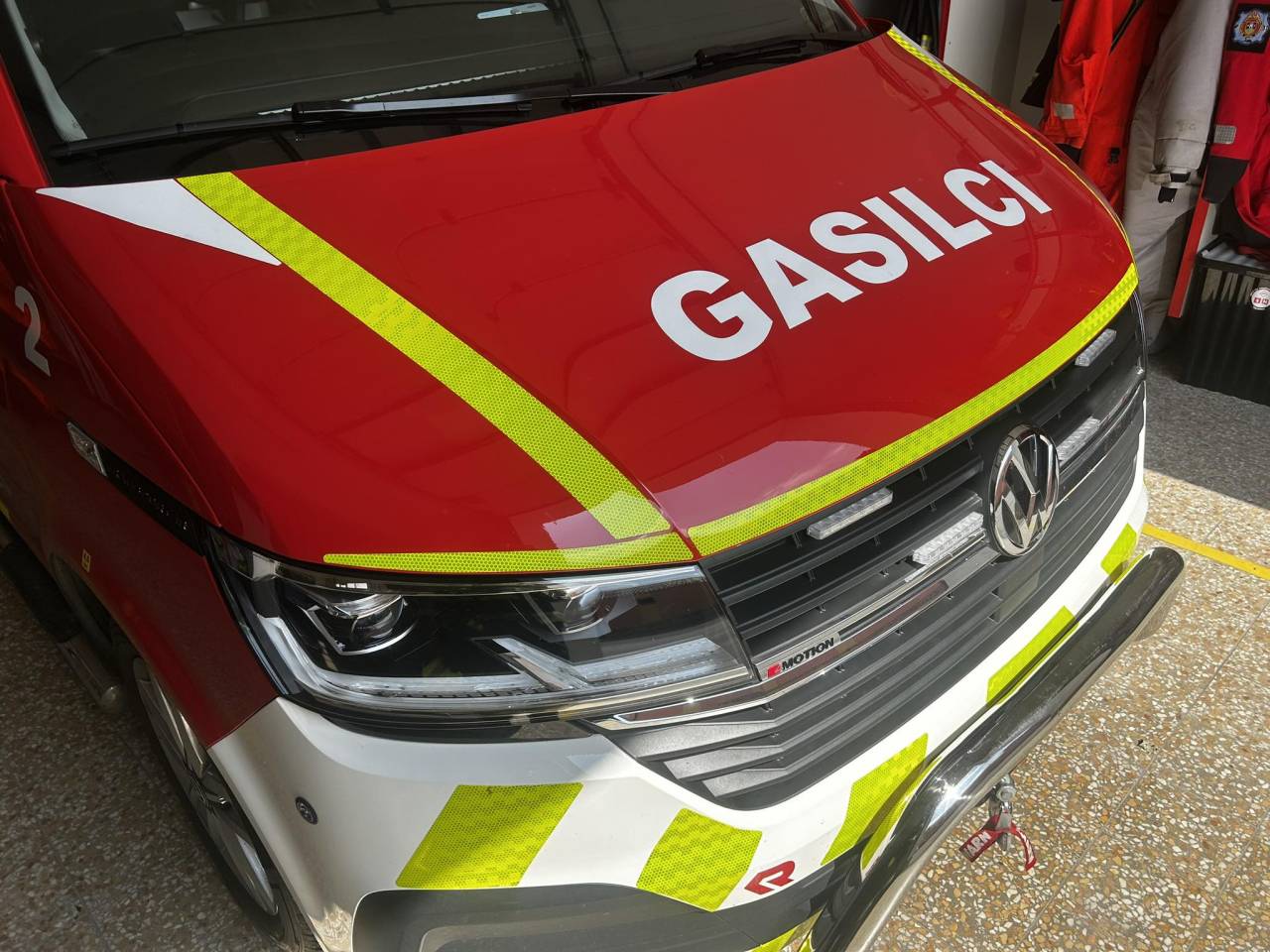 Trčenje tovornega in osebnega vozila v Placarju, poškodovanim pomagali gasilci