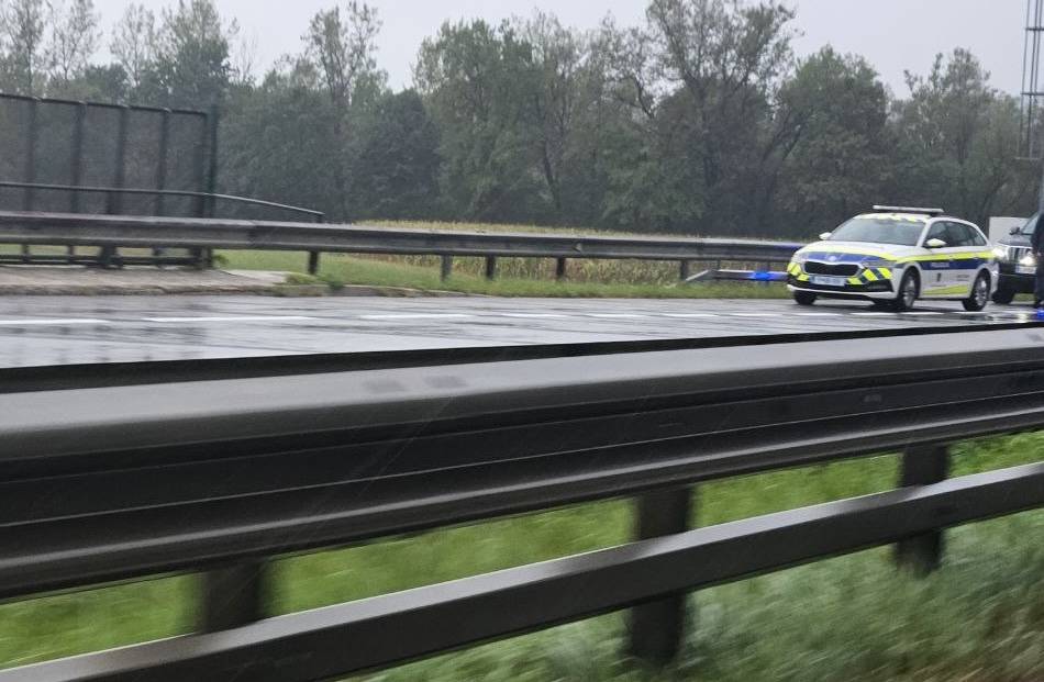Drama na avtocesti: Voznik policistu odvzel pištolo in streljal nanj, nato pobegnil s policijskim vozilom