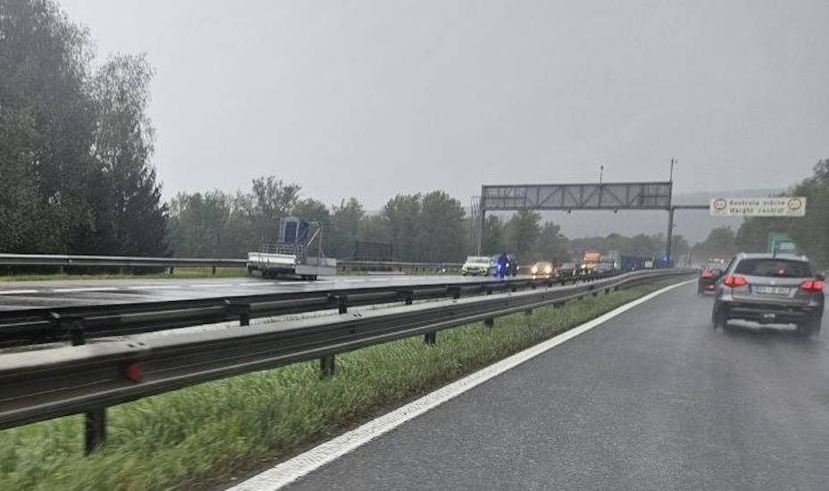 Drama na gorenjski avtocesti: Voznik policistu odvzel pištolo in streljal nanj, nato pobegnil s policijskim vozilom