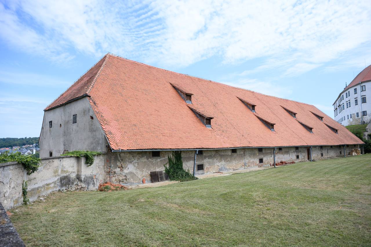 Žitnica na Ptujskem gradu še vedno čaka na začetek obnove, ministrstvo razkrilo, kje se je zapletlo