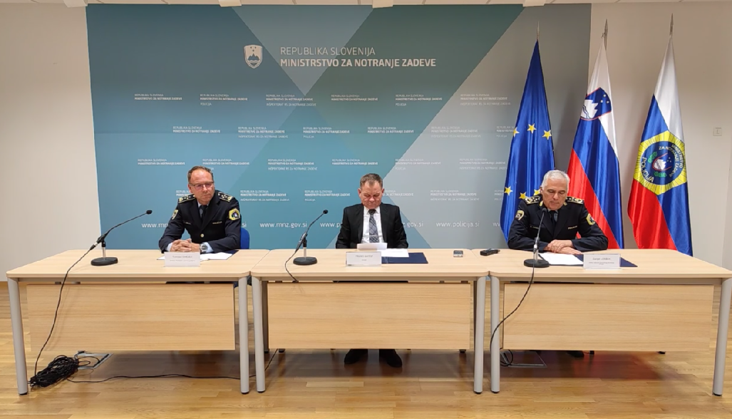 Dan prej v pridržanju, naslednji dan napadel policista: Odvzel mu je orožje, streljal nanj in pobegnil