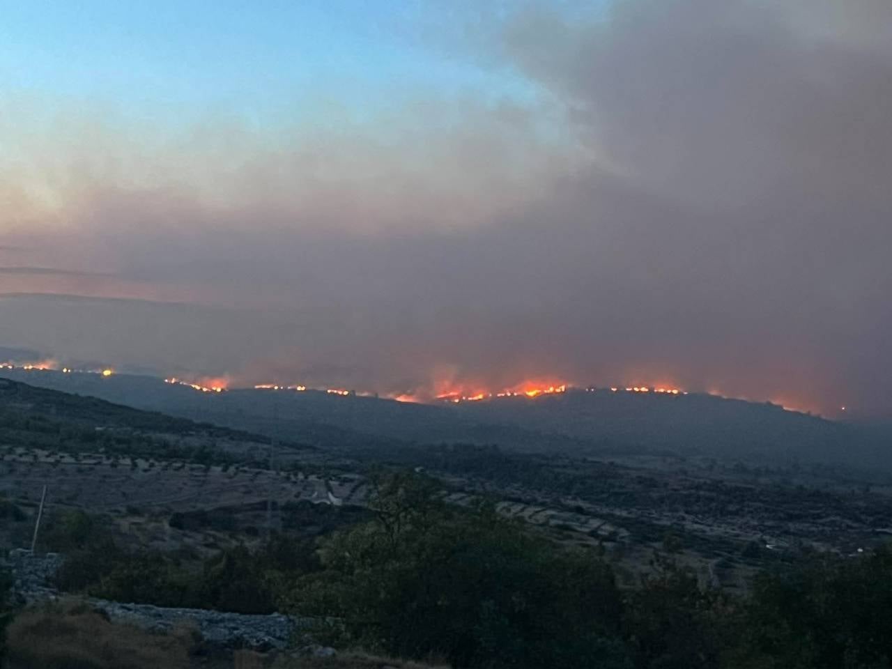 VIDEO: Hrvaški otok v primežu požara, ogenj zajel več kot 3000 hektarjev