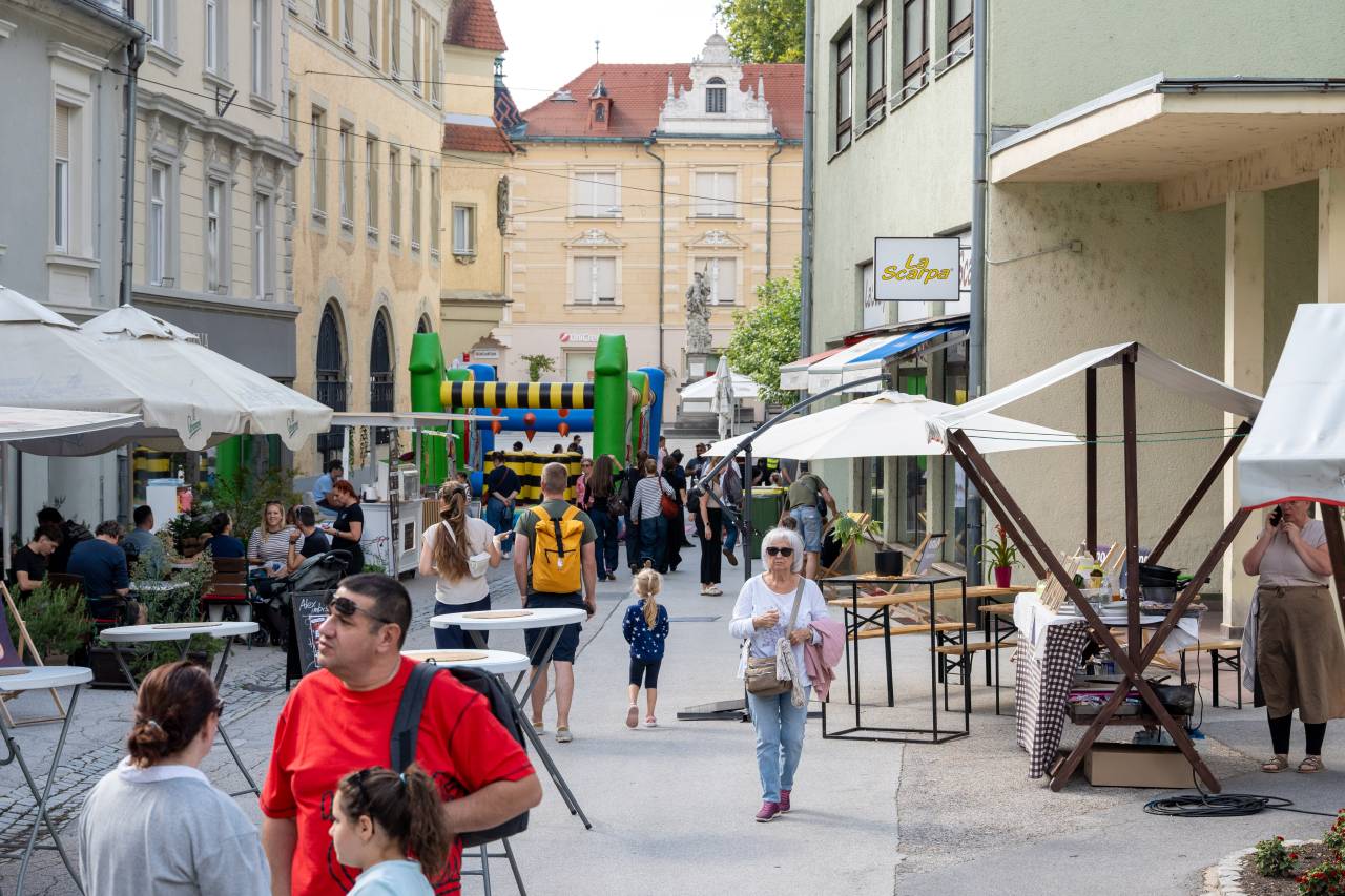 FOTO in VIDEO: Kuhna v mestu danes privablja na Ptuj, zvečer bo še bolj živahno