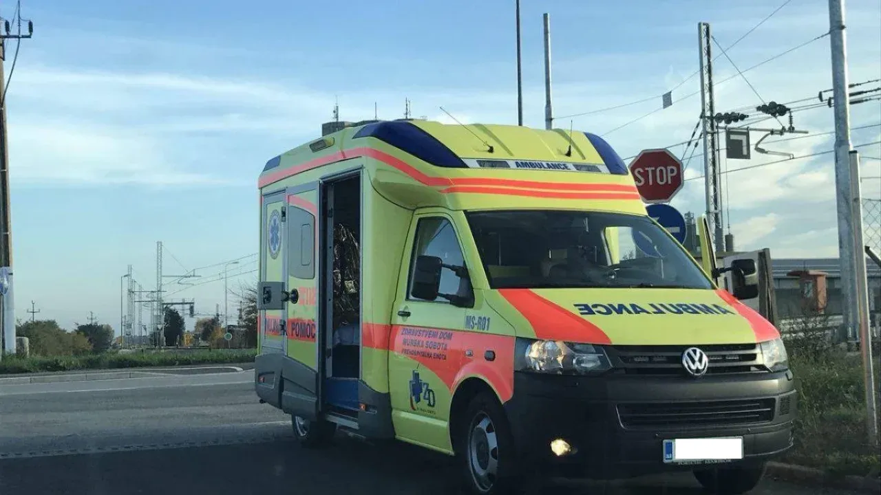 Na Ptuju osebno vozilo zapeljalo s ceste, poškodovanih pet oseb