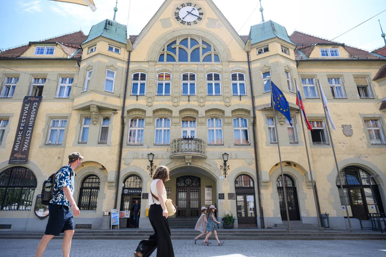 Prenova ptujske Mestne hiše se je začela, Gajšek: »Bo terjala svoj čas, ampak bo celovito obnovljena«