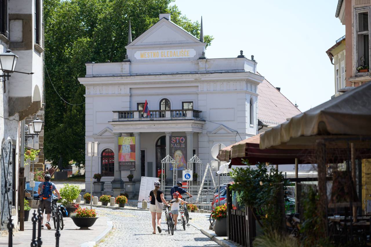Danes do 33 stopinj, jutri preobrat s plohami in nevihtami