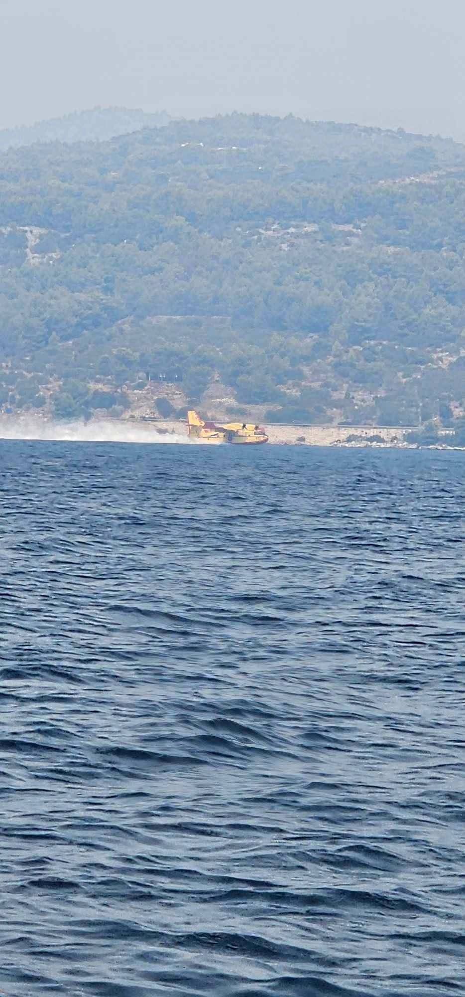 Ogromen požar pogoltnil že 14.000 hektarjev: Dim prekril tudi Dalmacij
