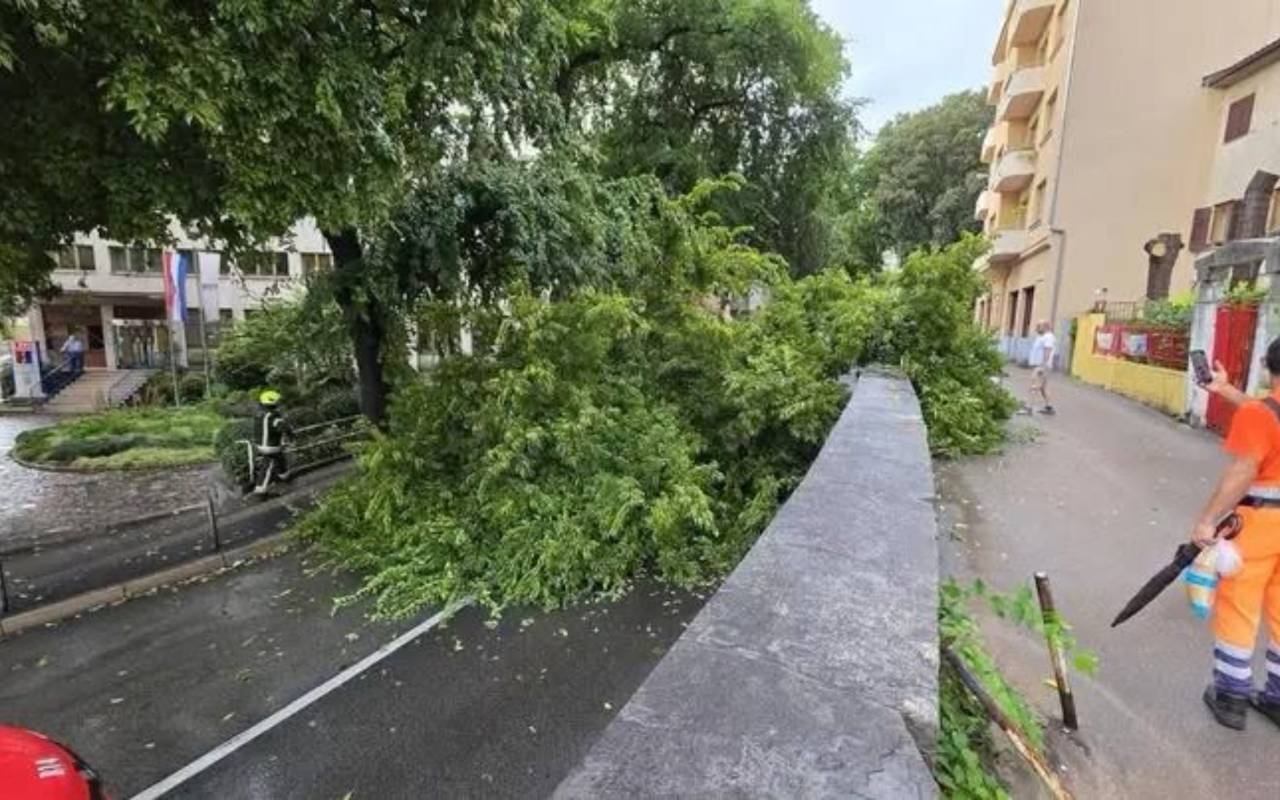 Tudi sosede zajelo silovito neurje, najhujše šele prihaja
