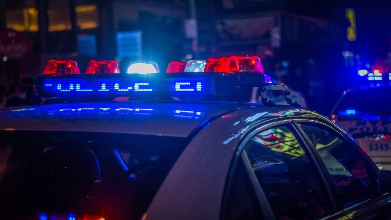 Pretresljiv zločin v Slatini: Moški ubil žensko, policija ga je prijela na kraju