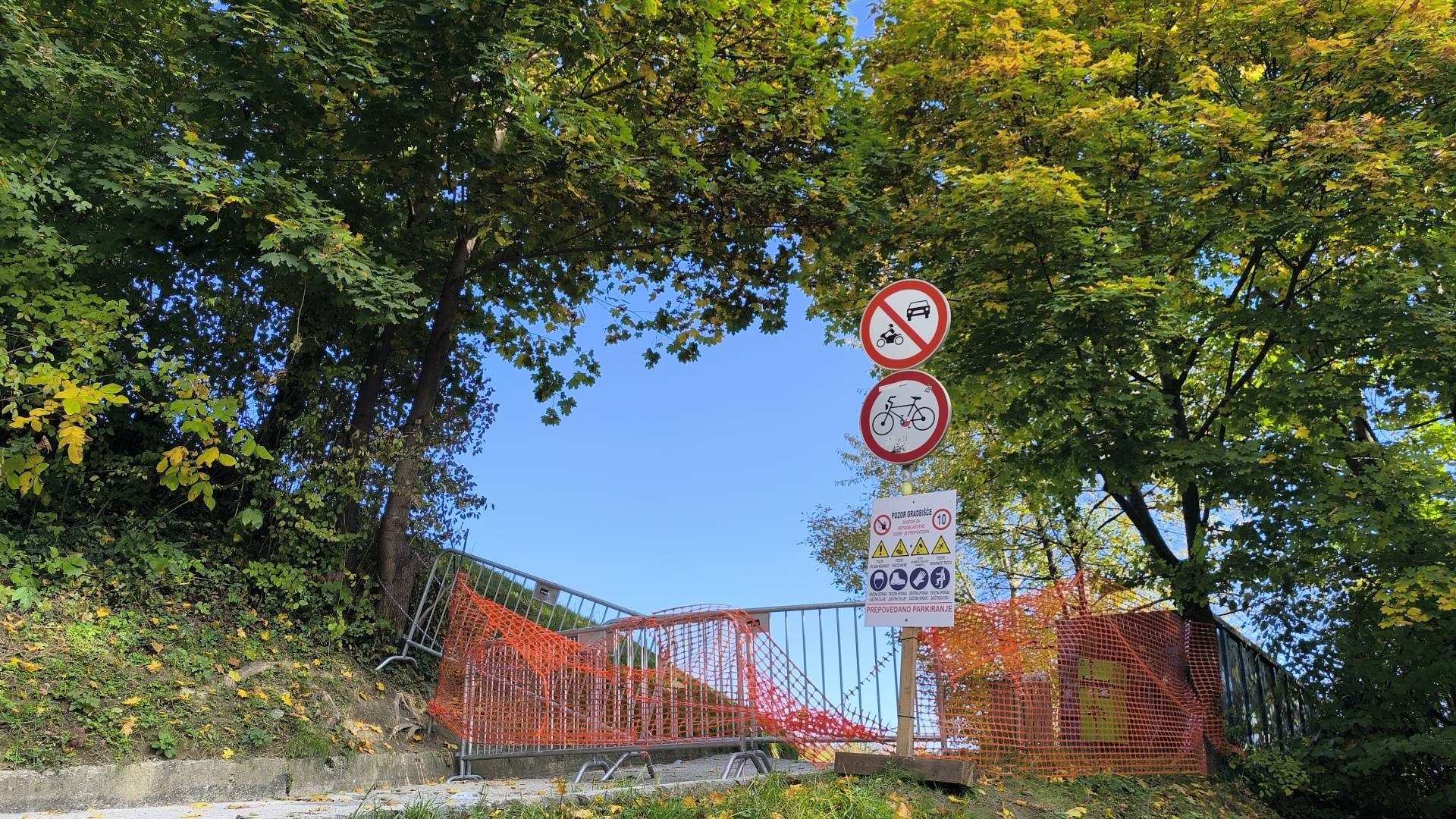 Delavci na Piramidi ogorčeni: Mariborčani nam podirajo ograje in trgajo zaščitne mreže