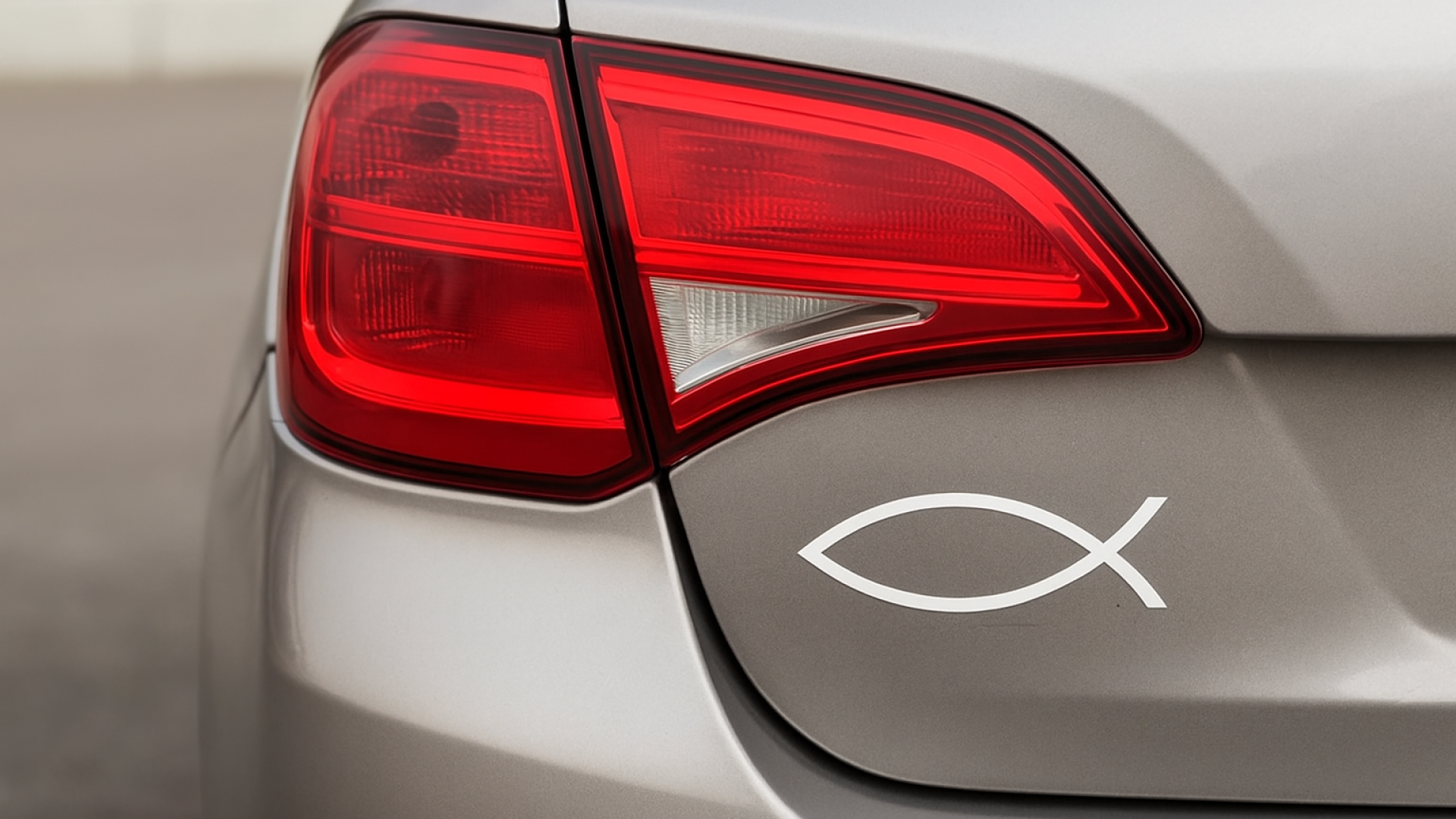 Ste opazili ribo na zadku avtomobila? To je njen pravi pomen 