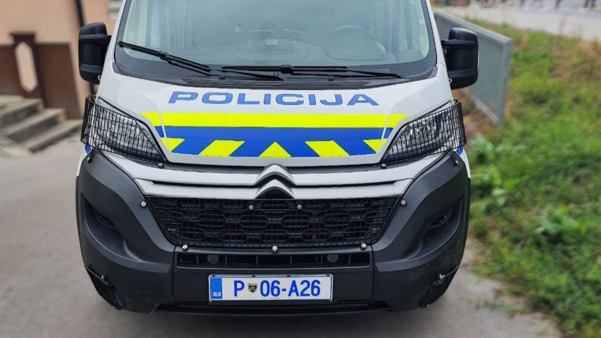 Šokantne obtožbe za ljubljansko policijo, da naj bi v centru brutalno pretepla dva moška