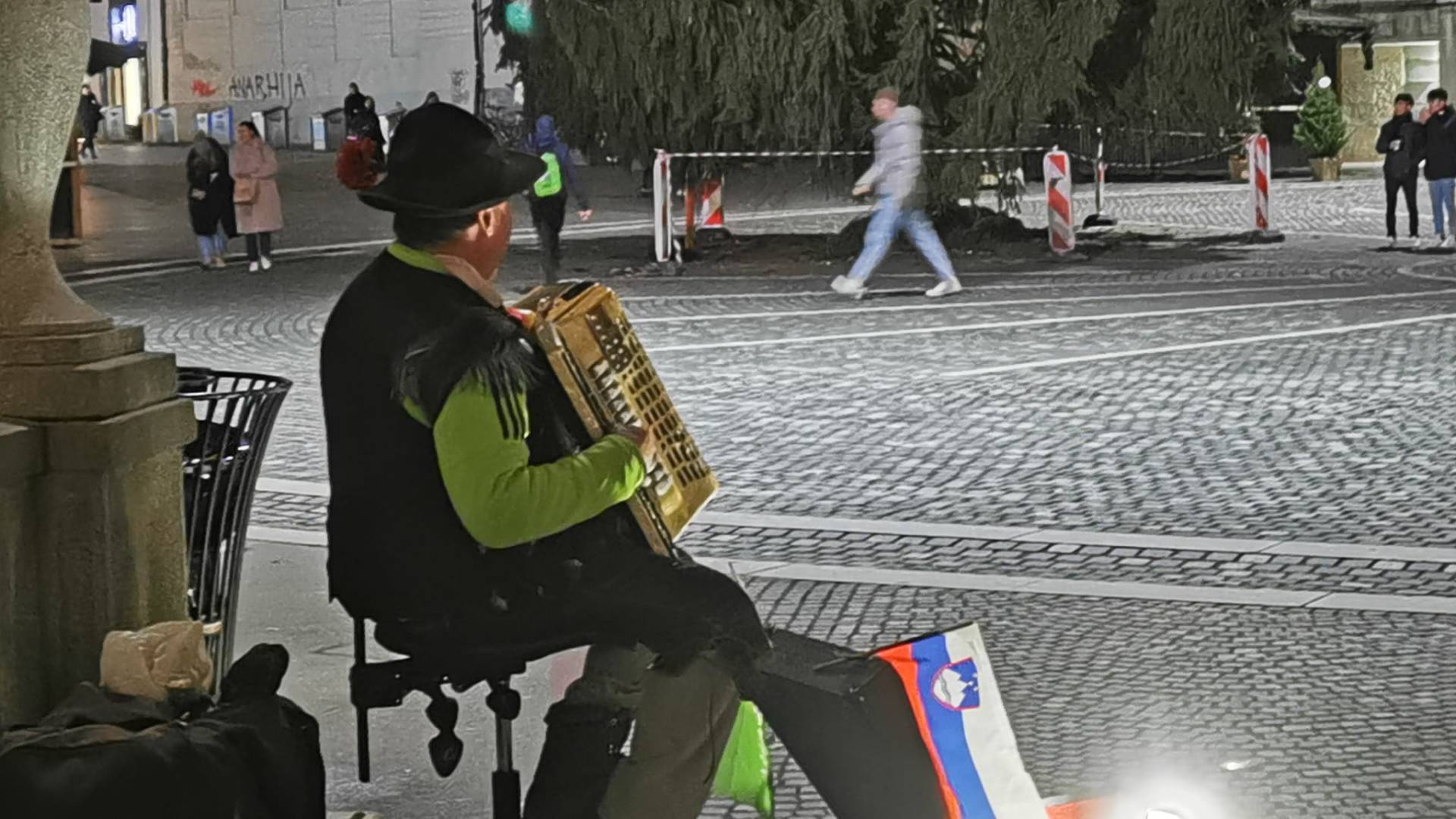 Šokantna izpoved s TikToka: Harmonikaš s Prešernovega trga naj bi izgubil živce in metal denar za dekleti!