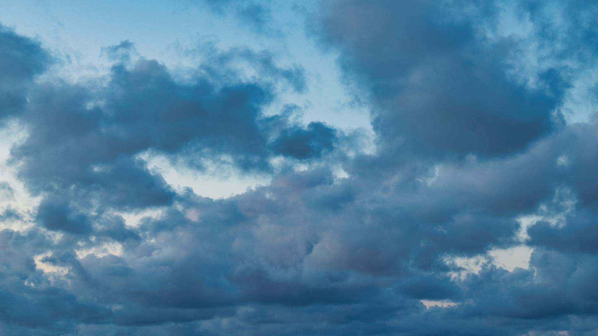 Nevihte in močni sunki vetra, meteorologi izdali oranžno vremensko opozorilo