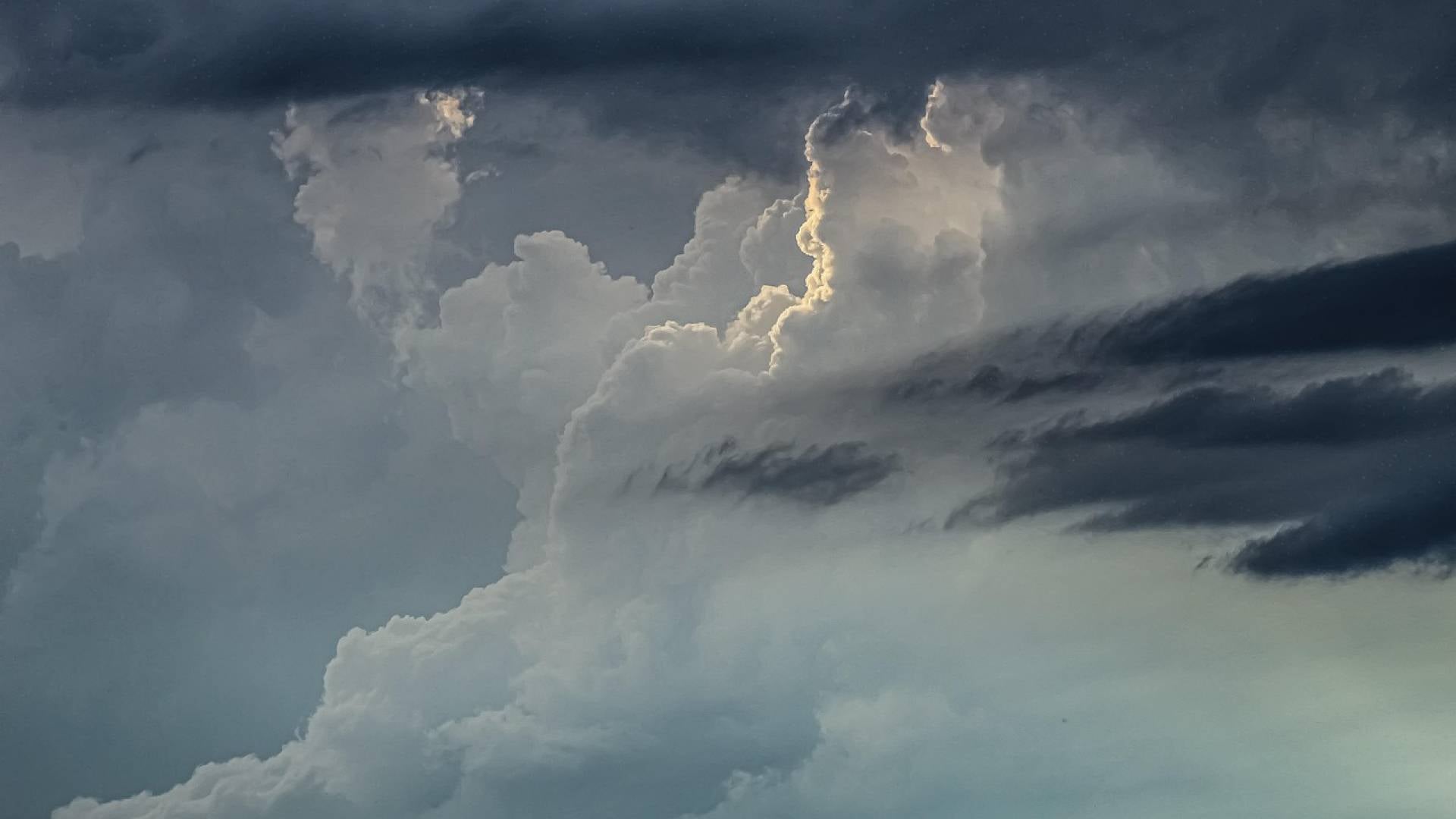 Prihajajo nevihte in močni sunki vetra: Arso izdal oranžno vremensko opozorilo