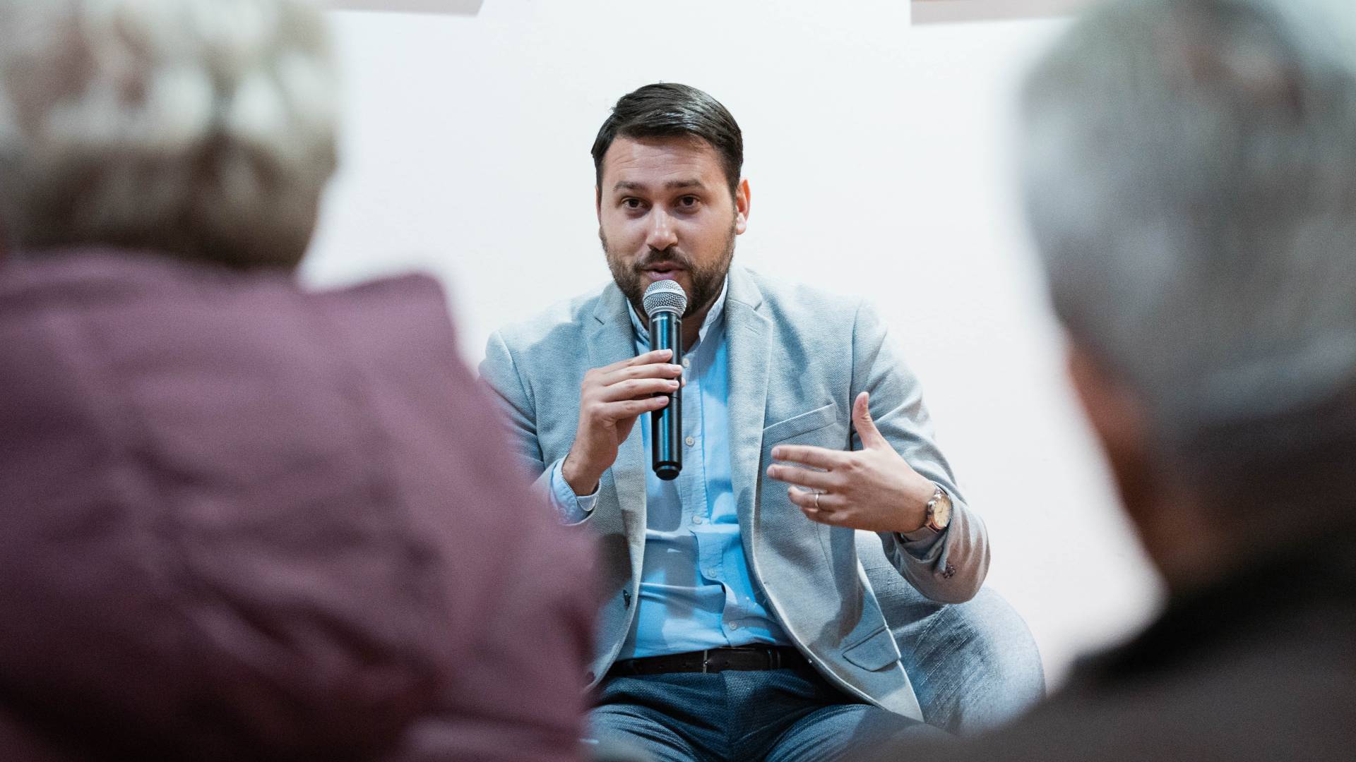 FOTO: Nejc Krevs v soboški knjižnici predstavil knjigo Rojstvo lepega