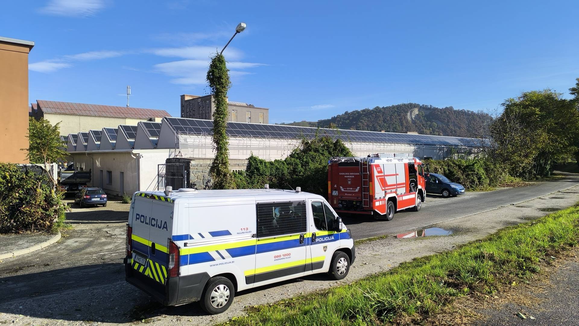 Na gradbišču v Mariboru trčila voznika delovnih vozil, huje poškodovanega delavca prepeljali v bolnišnico