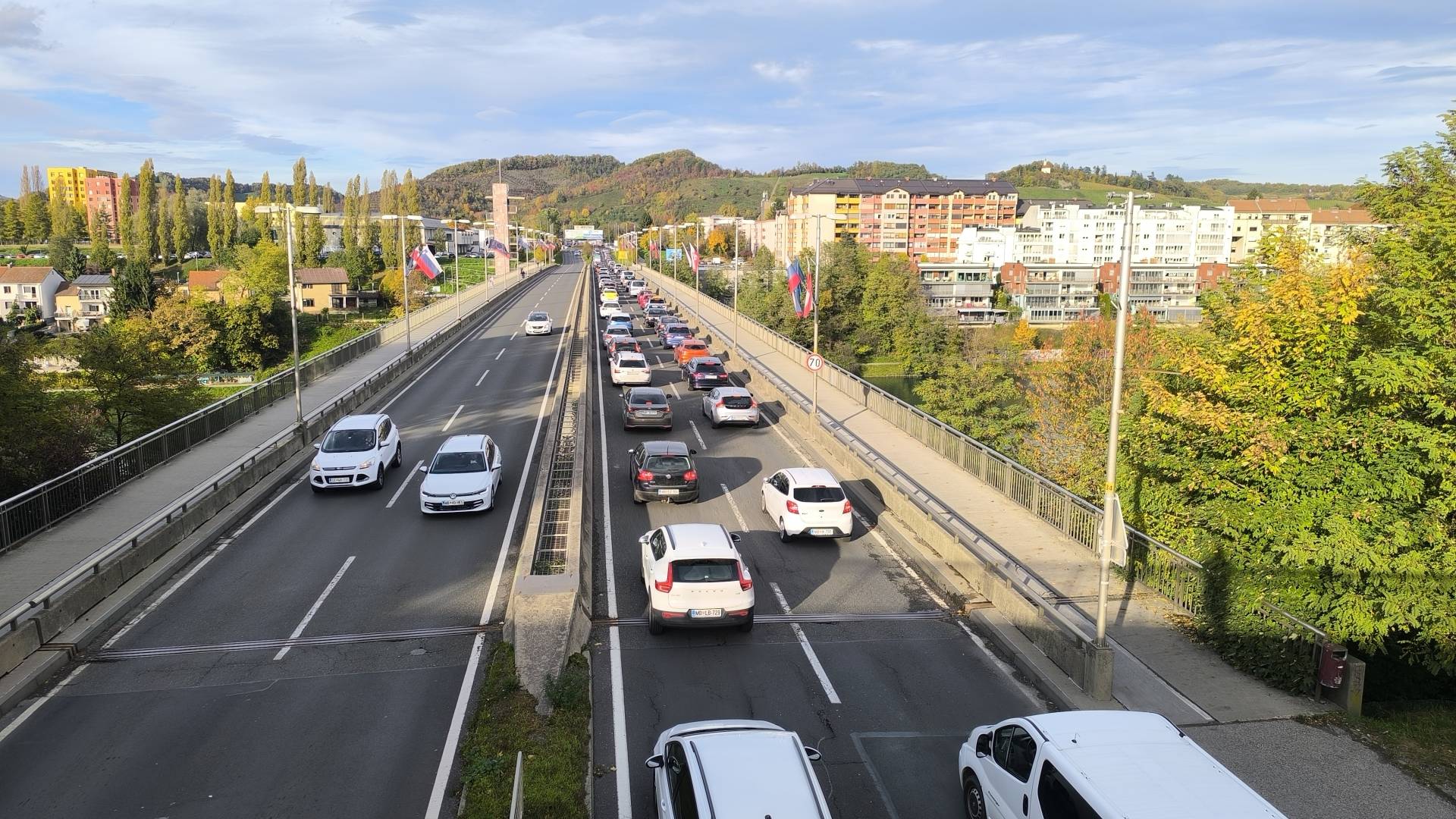 FOTO in VIDEO: Poglejte, do kod se je vila kolona na Koroškem mostu