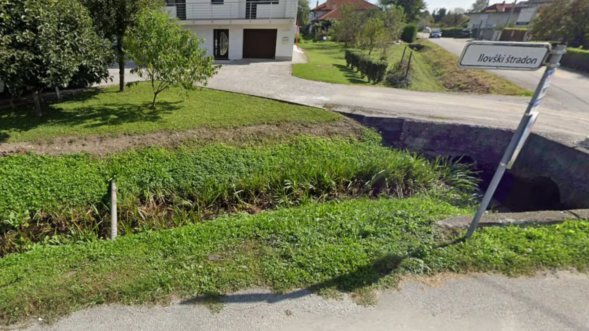 Stanovalci proti zaprtju grabna ob Ilovškem štradonu, župan Janković odgovarja, da bo voda nemoteno odtekala