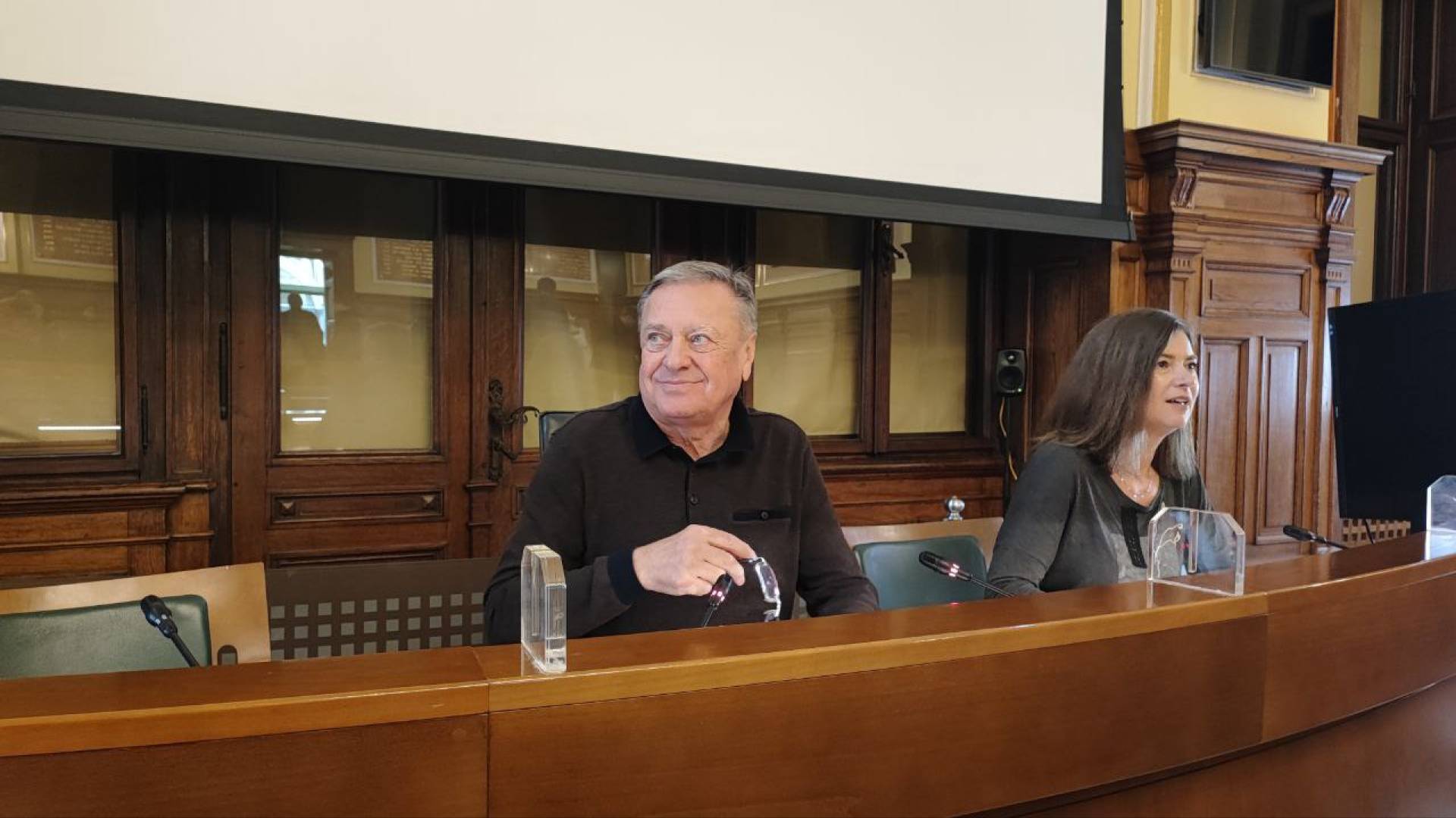 Znamenita Jankovićeva izjava zdaj tudi na vašem avtu: Ljubljančani navdušeni nad novo mestno pogruntavščino.