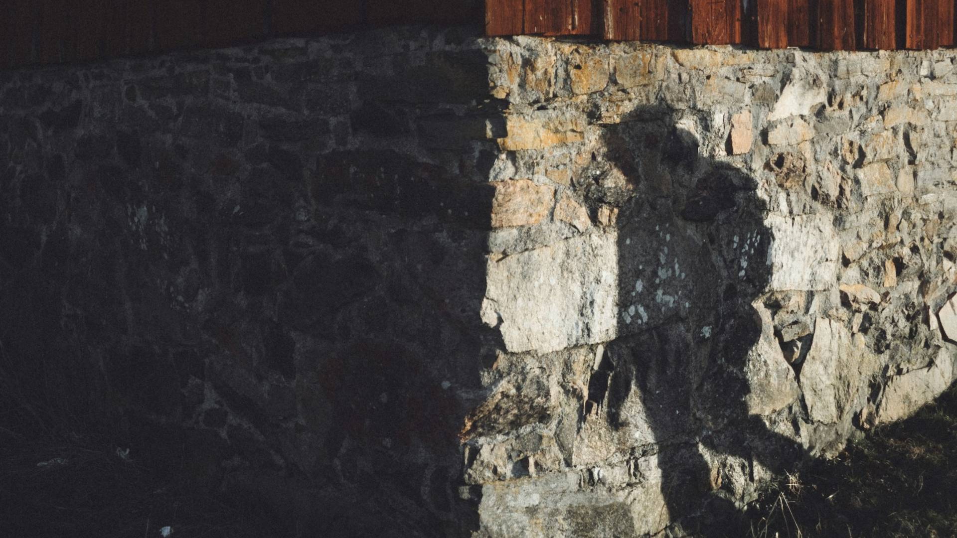 Pred mariborsko osnovno šolo moški opazoval otroke in se razkazoval