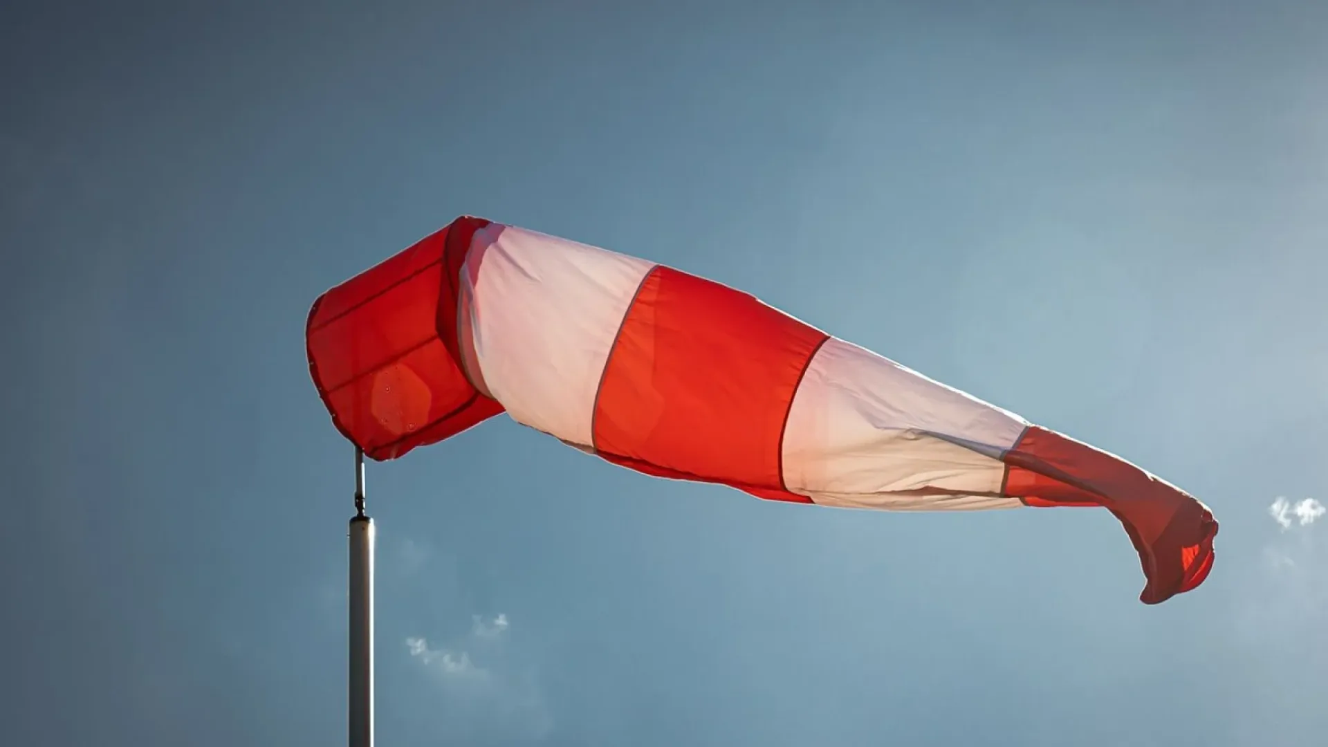 Sunki vetra do 55 kilometrov na uro, temperatura pa v nekaj minutah padla za skoraj 7 stopinj