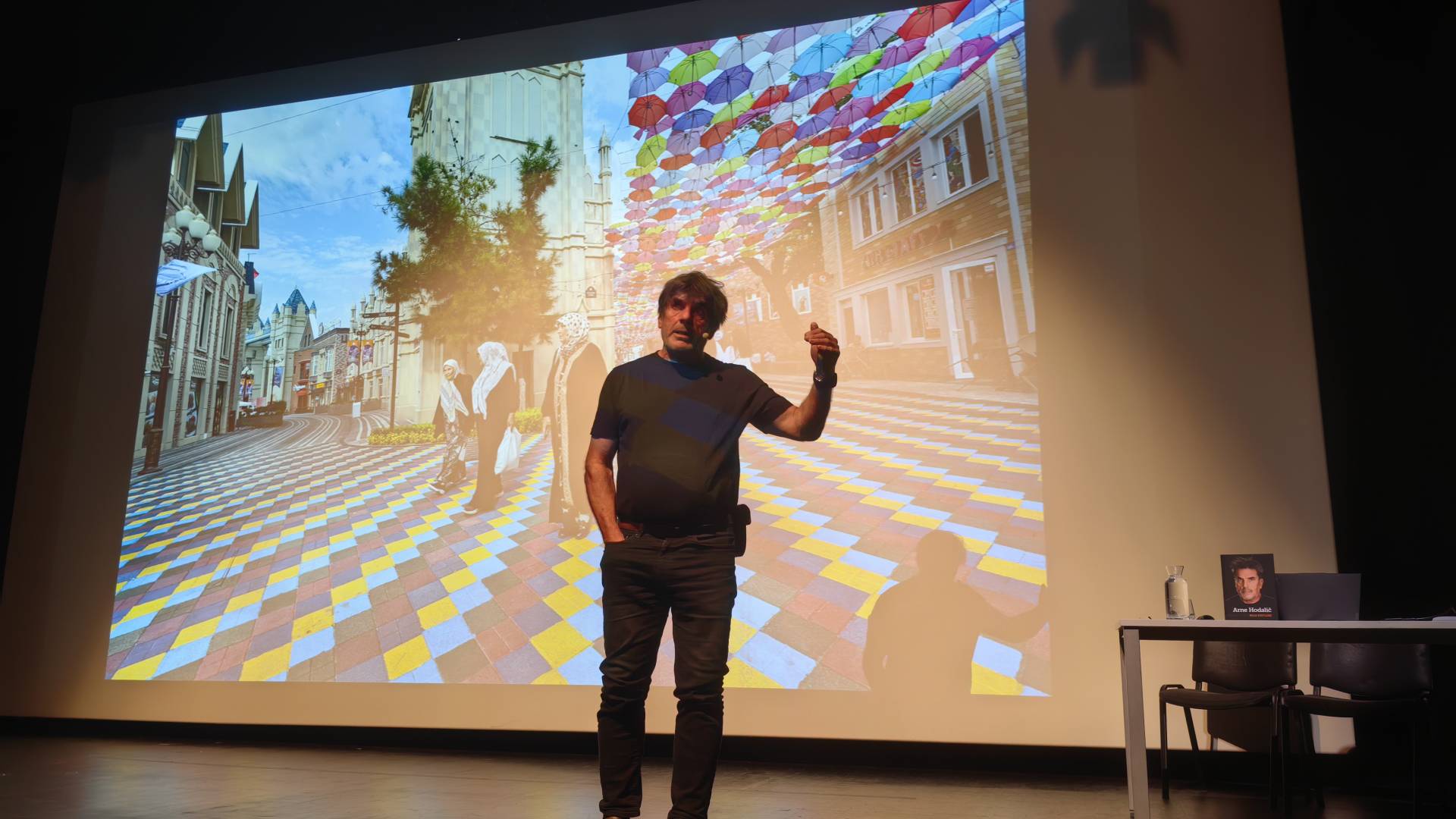 Arne Hodalič s fotografijami Uzbekistana navdušil občinstvo v Gledališču Park