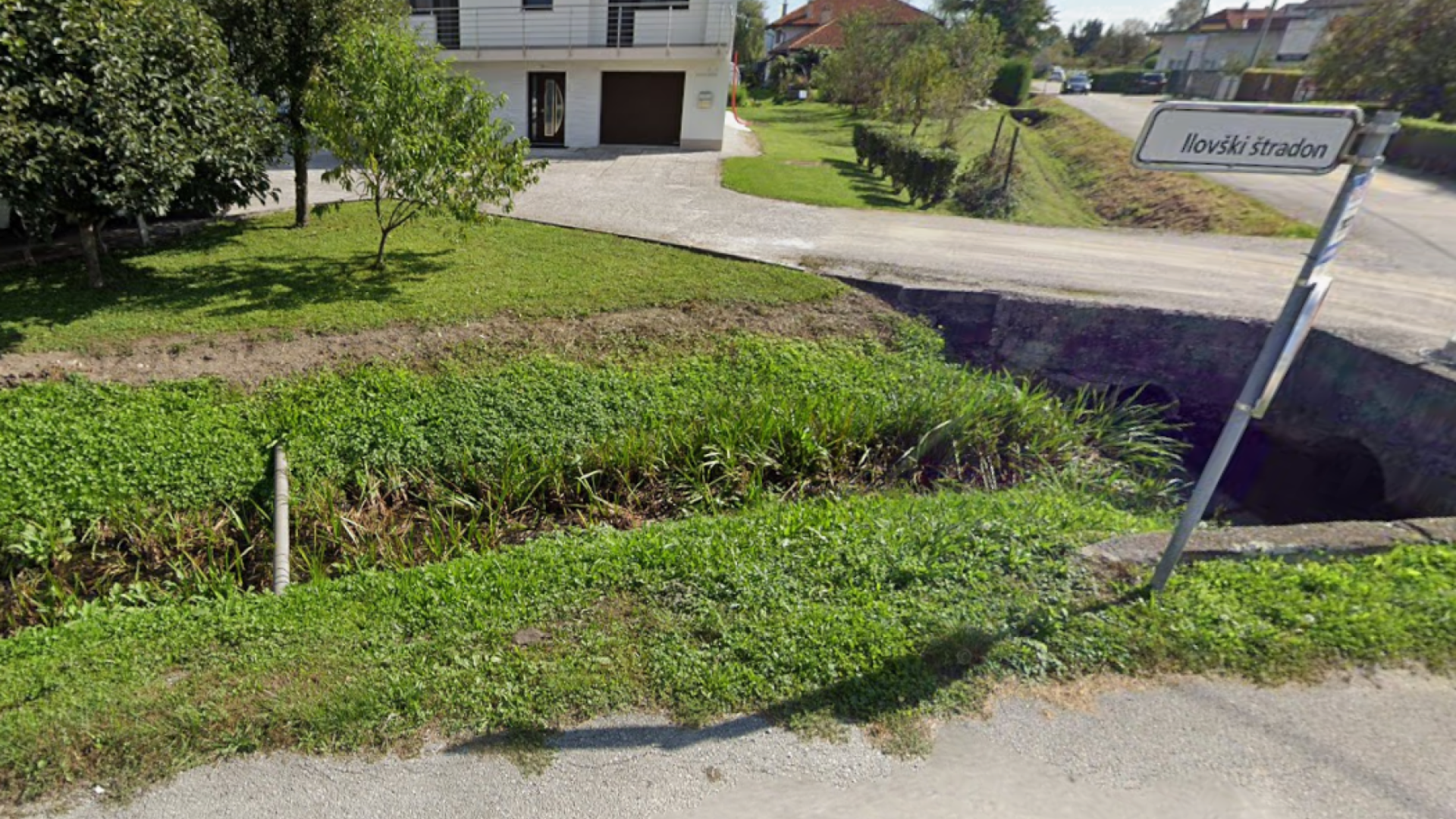 Ilovški štradon: Občane zanima, kdo je zahteval zasip grabna