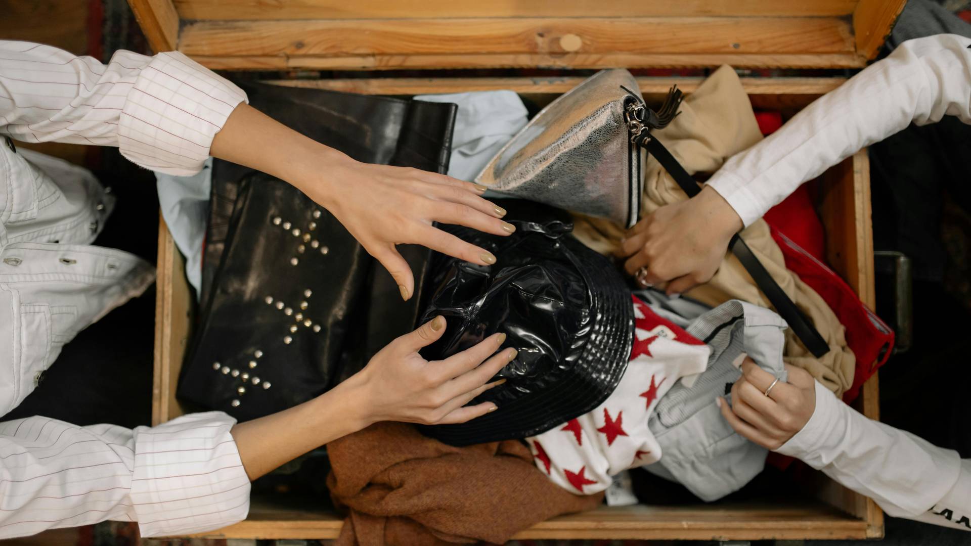 Vintage vročica prihaja v Ljubljano: BeThrifty z oblačili na kilo