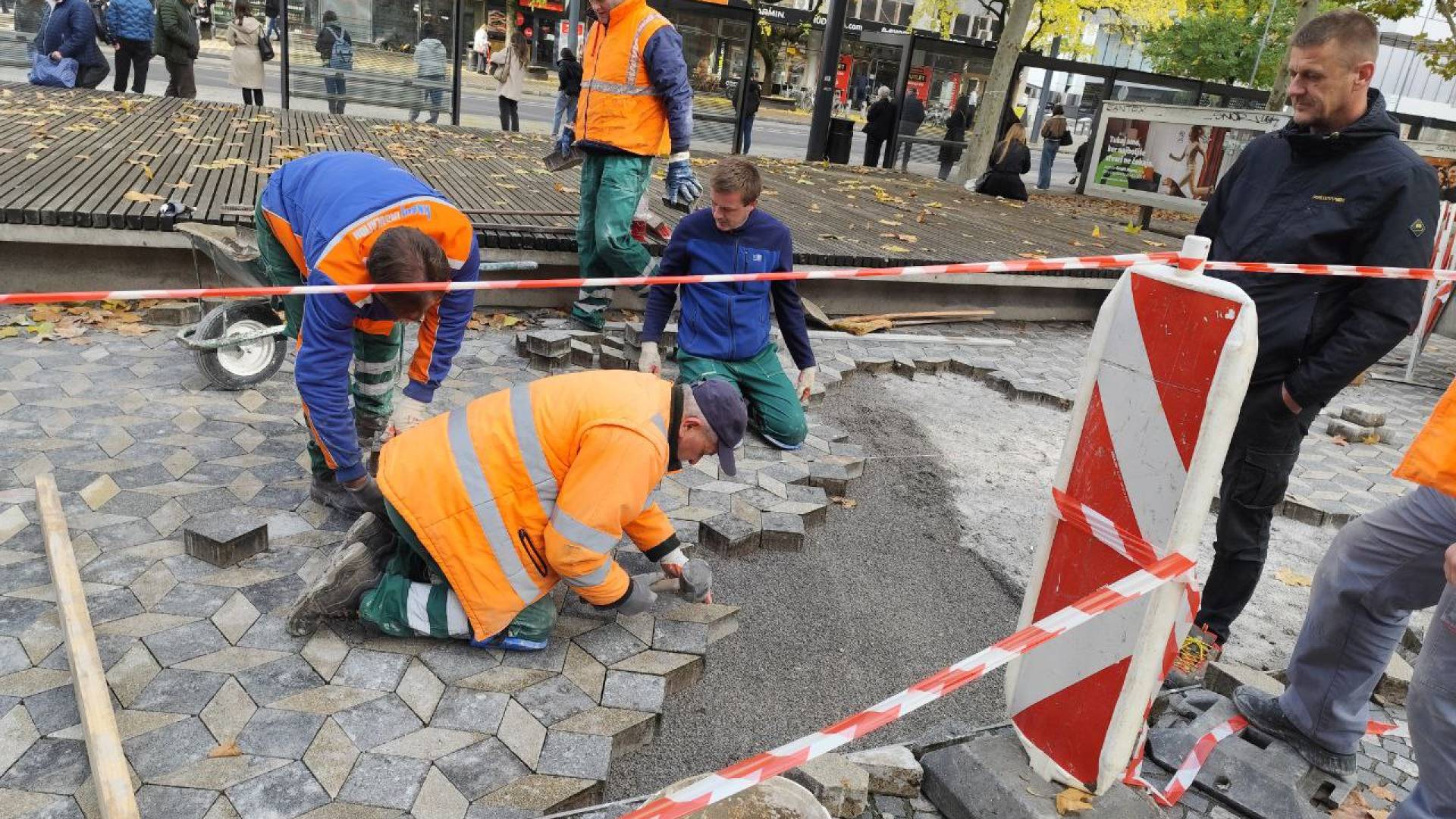 FOTO: Na Bavarskem dvoru obnova tlakovcev zaradi posedanja ploščadi