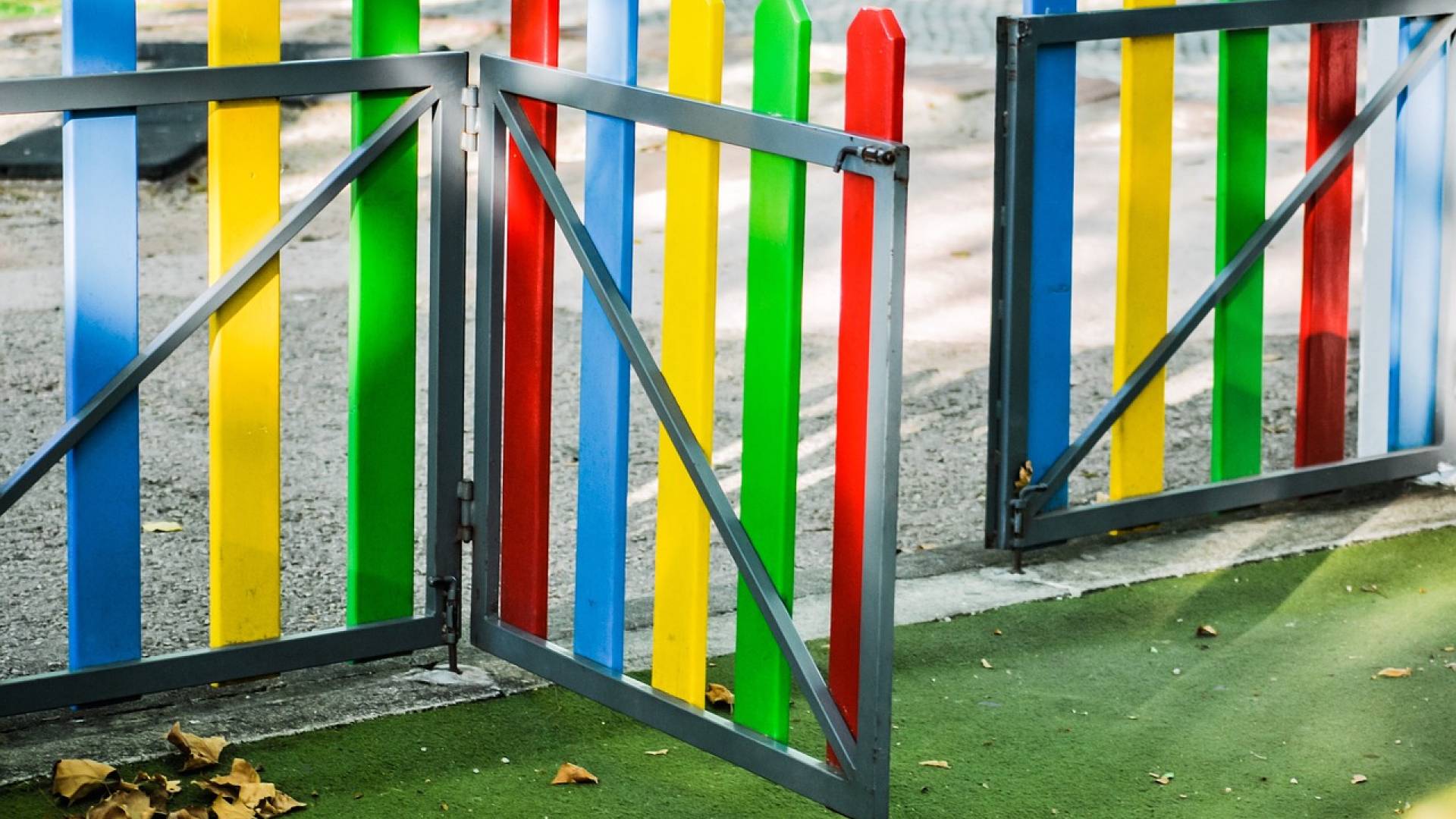 Moški se je samozadovoljeval pred štajersko osnovno šolo, policija obravnava sum kaznivega dejanja