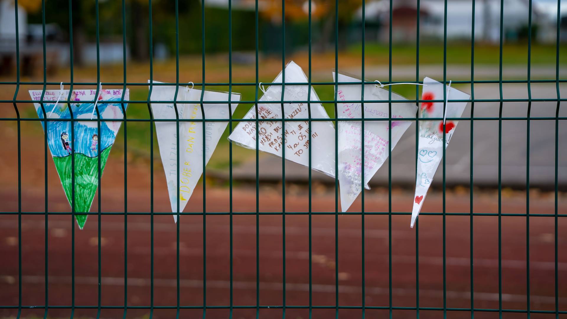 Listki na ogradi osnovne šole pustili vtis na sprehajalce