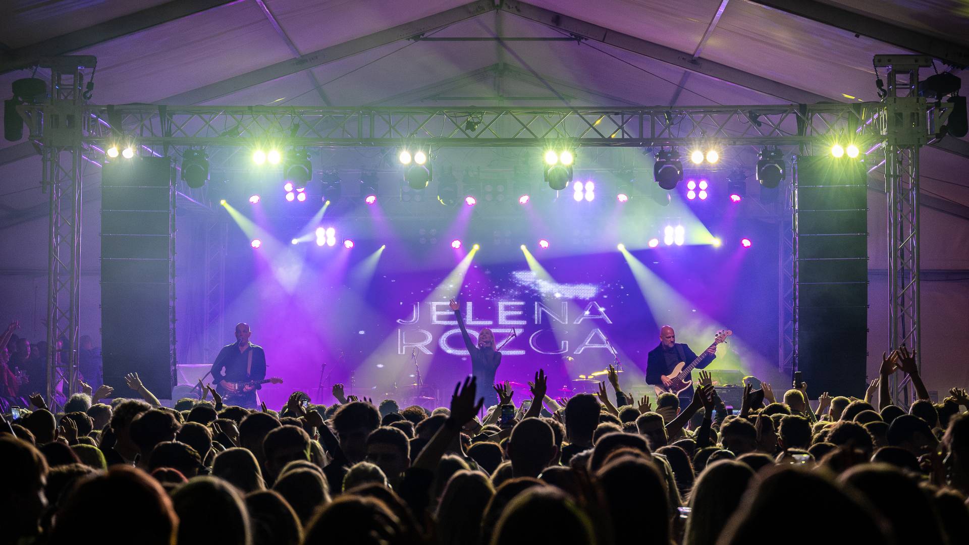 FOTO in VIDEO: Ptuj pozno v noč prepeval z Modrijani in Jeleno Rozgo