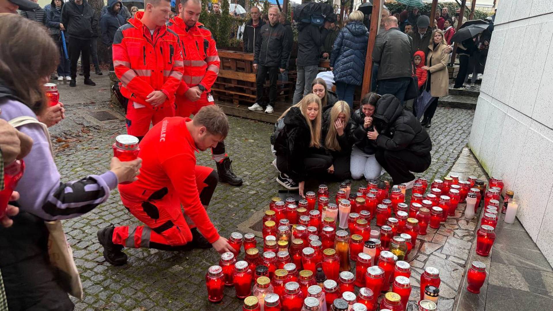 FOTO in VIDEO: FOTO in VIDEO: Množica se je prišla poslovit od Aleša Šutarja, ki je umrl, ko je branil sina