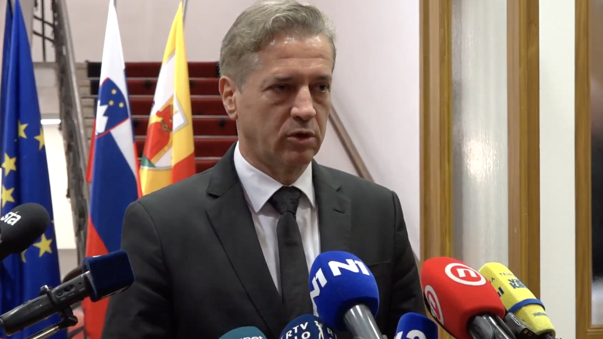 FOTO in VIDEO: Golob po obisku v Novem mestu napovedal radikalne ukrepe pri reševanju romskih vprašanj