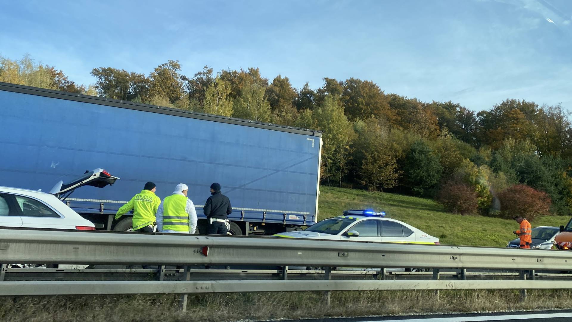 FOTO: Vozniki, previdno! Nesreča na Pomurski avtocesti, nastaja zastoj