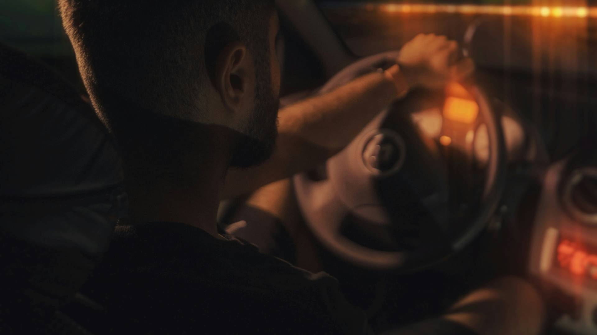 Voznik, ki je prevažal šolske otroke, napihal za volanom