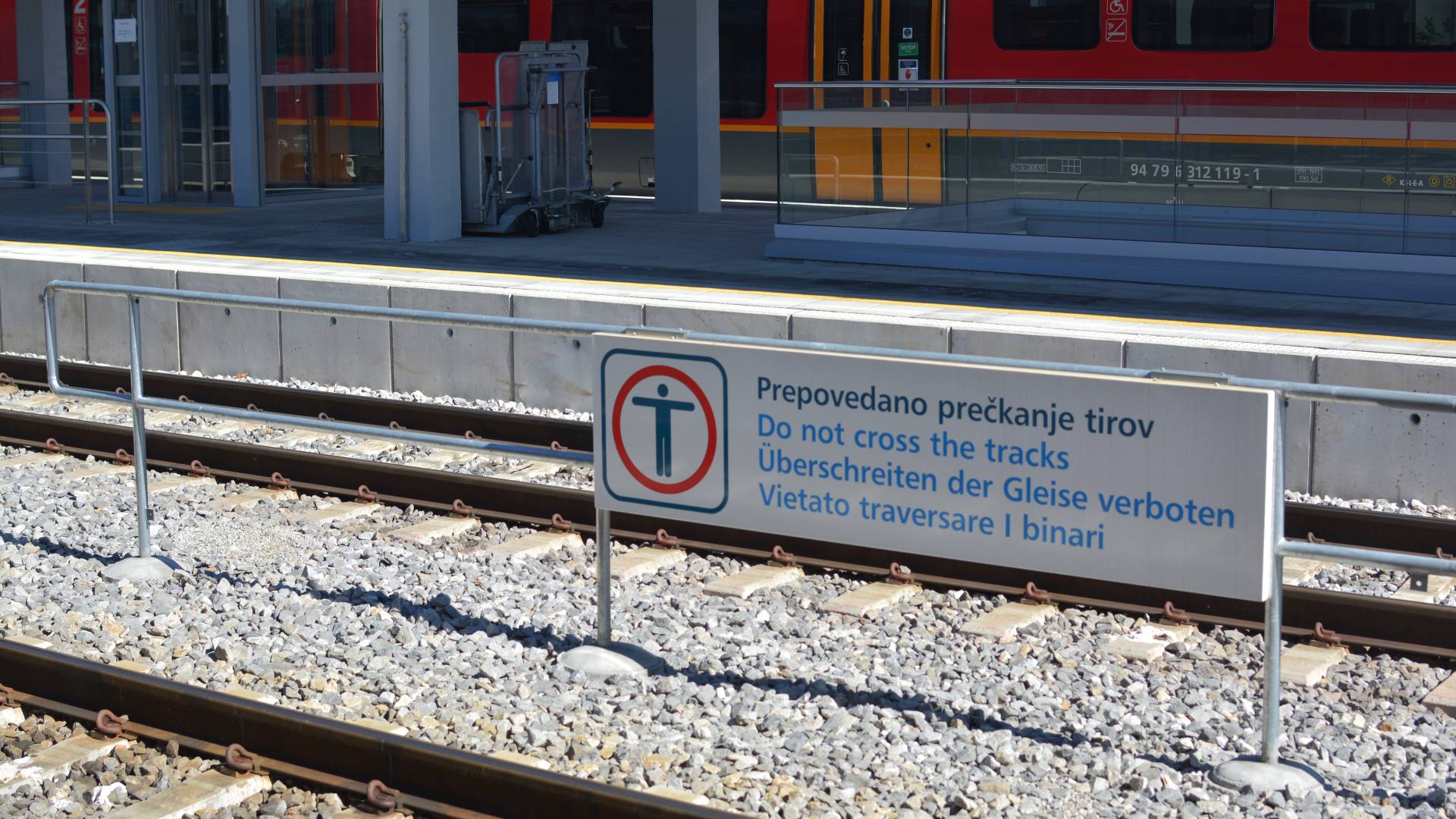 Tragična nesreča na Štajerskem: Vlak povozil žensko, ta na kraju umrla