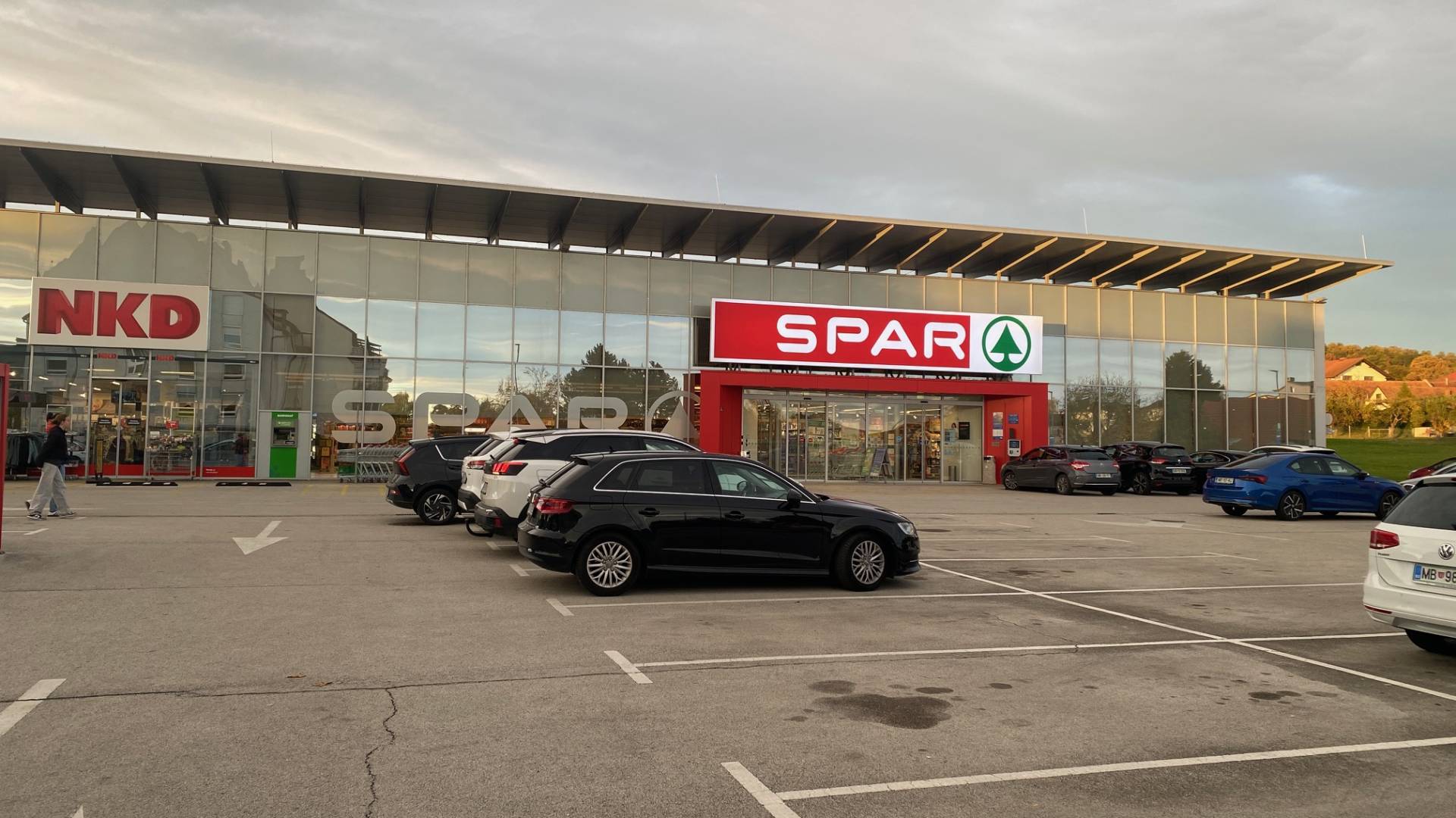 Stanovalci ostali brez parkirišča, dnevna parkirnina 50 evrov. Spar odgovarja, zakaj ...